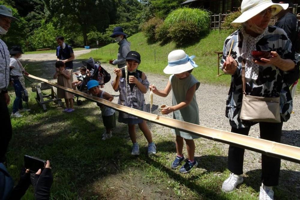 流しそうめん。感染防止のため家族ごとにすくってもらうようにしました。