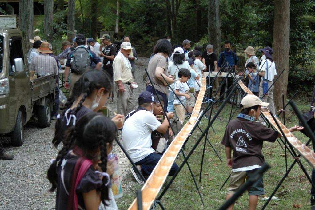 森の中で流しそうめん！