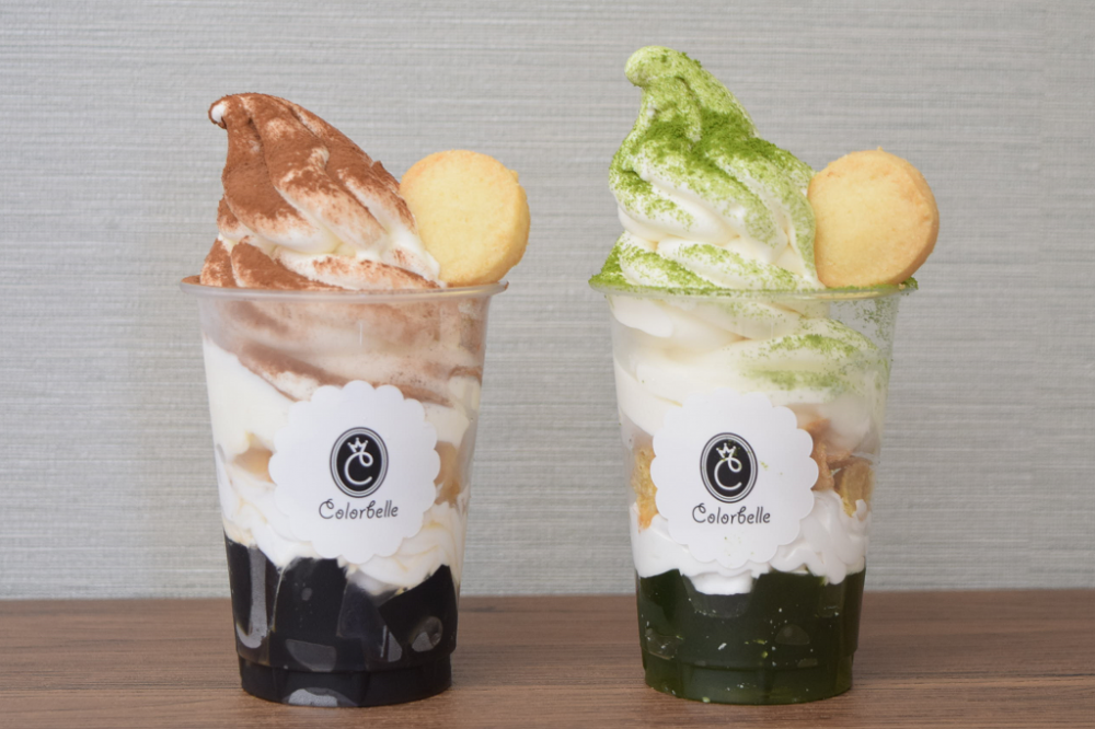 左：ティラミスパフェ、右：抹茶ティラミスパフェ