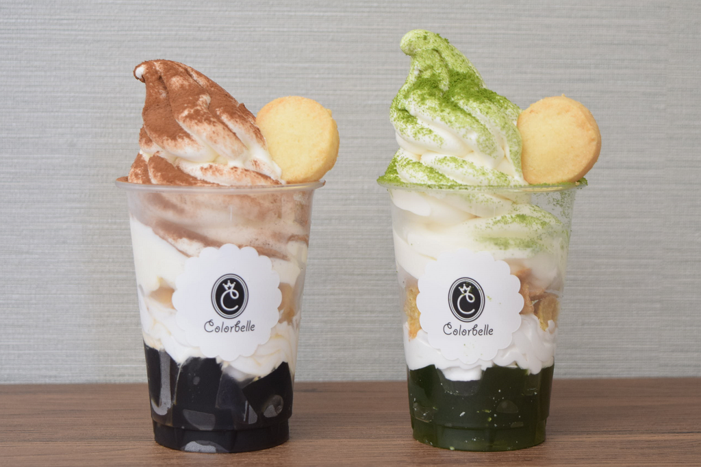 左：ティラミスパフェ、右：抹茶ティラミスパフェ