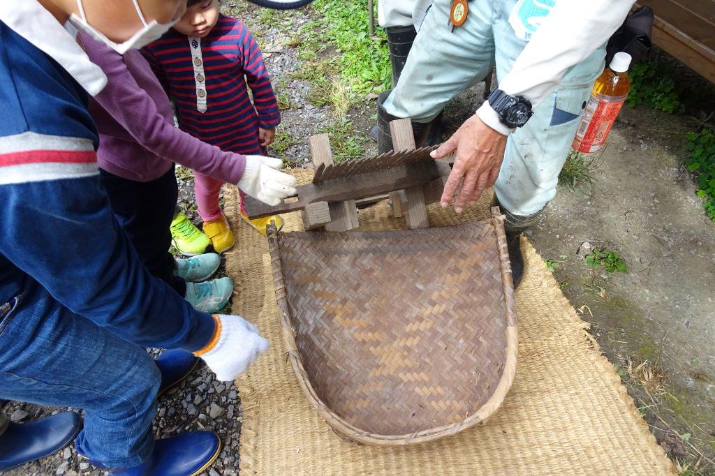 おまけ。これが脱穀機の元祖「千歯こき」