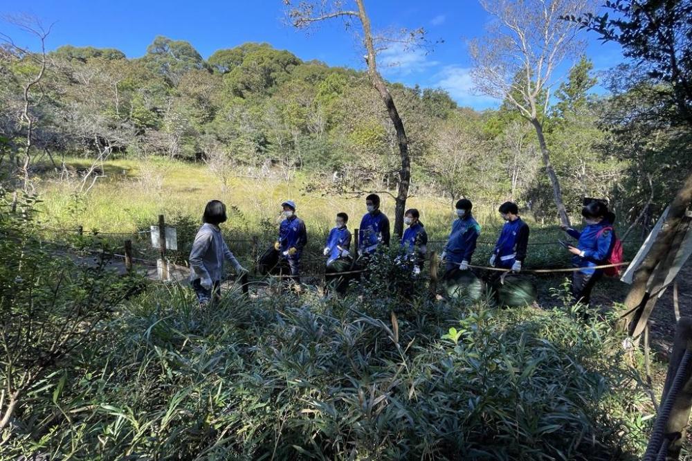 中学生は会員から安全第一で作業手順を聞きます。