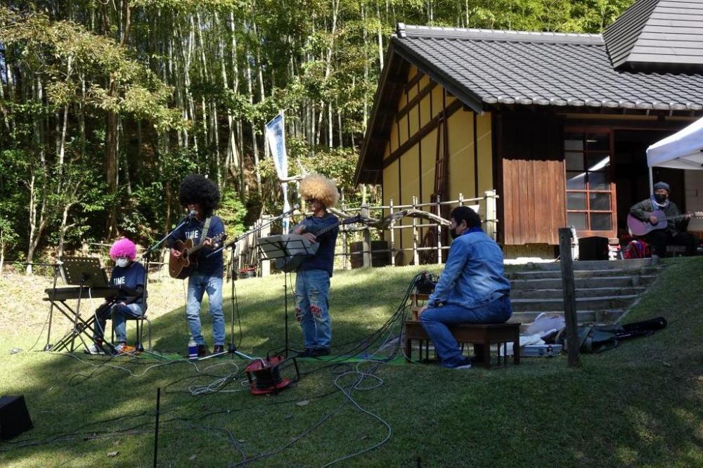 井上陽水に扮しての演奏！