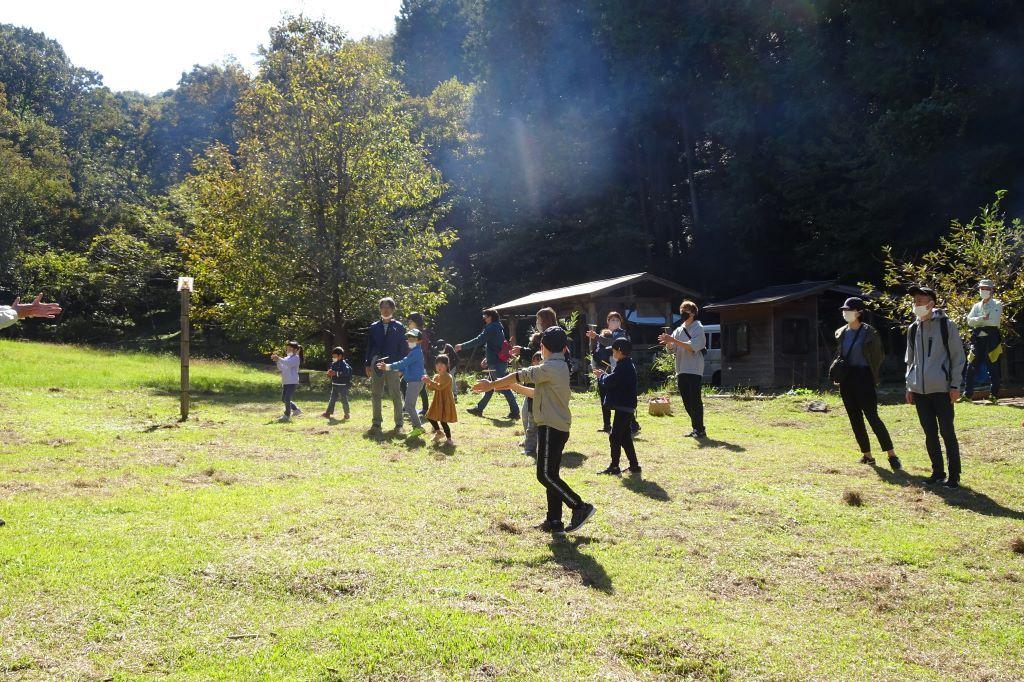 炭焼き小屋前広場へ移動して竹とんぼ飛ばし大会！