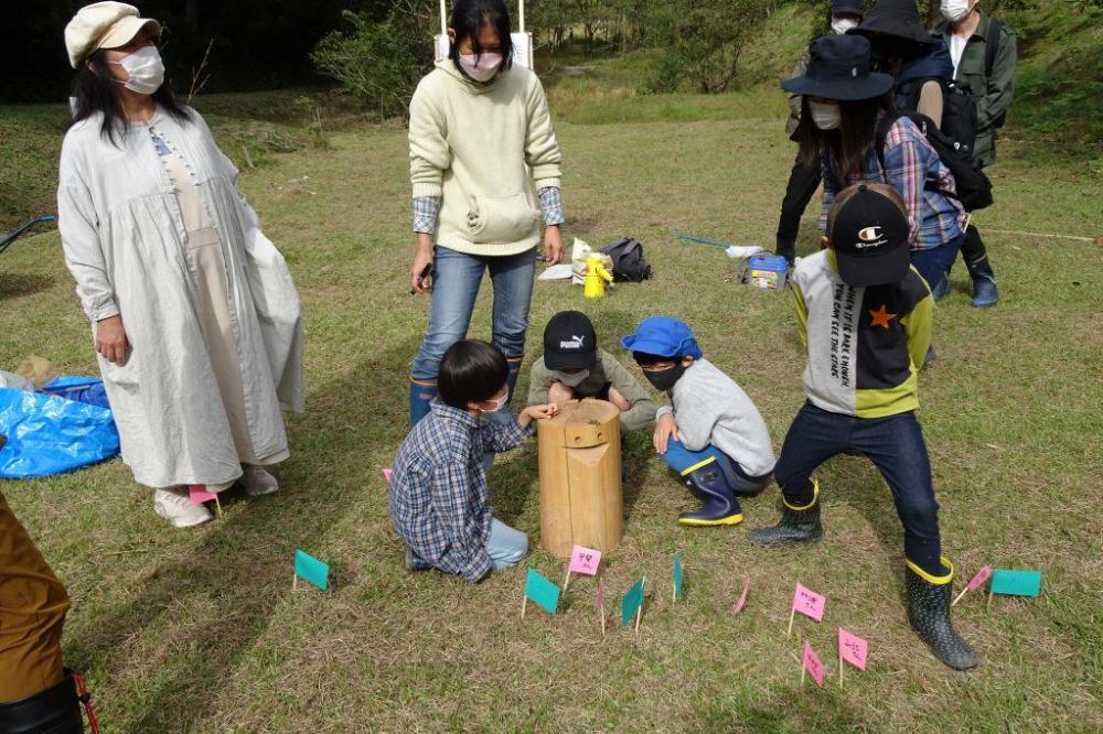 着地したところに旗で目印をつけます