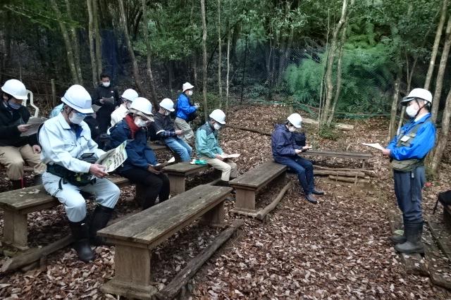 鈴木会長から北山湿地と保全活動の必要性について話を聞きます。