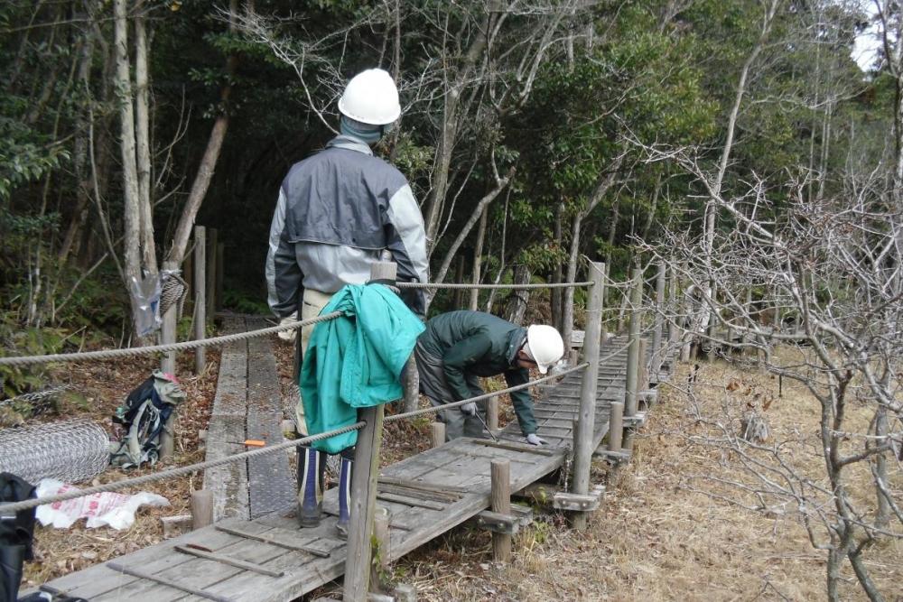 滑り止めの金網は一枚一枚を手張り