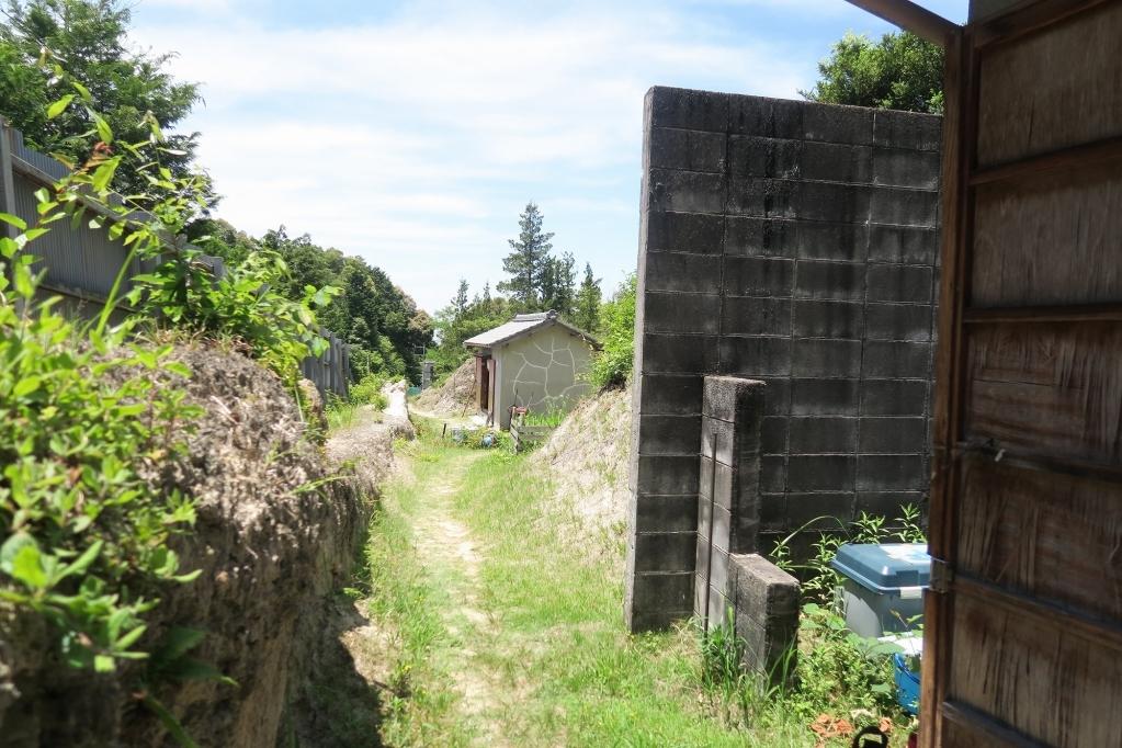 作業小屋の間は十分な距離が保たれています