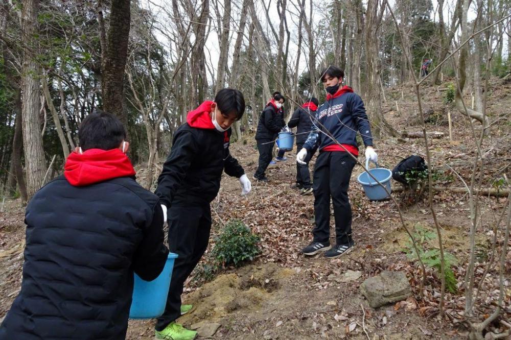 植樹場所ではバケツリレー