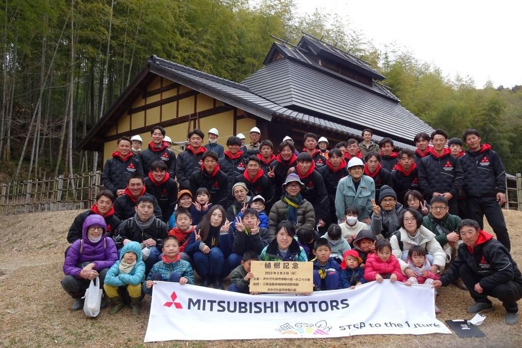 全員で。三菱自動車横断幕も登場！