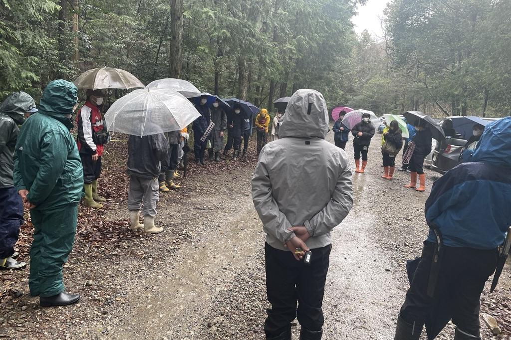 朝礼の様子です。みんな雨合羽を着ています。