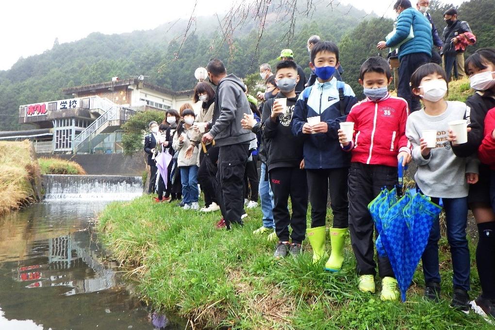 いよいよ川へ放流。準備万端です！