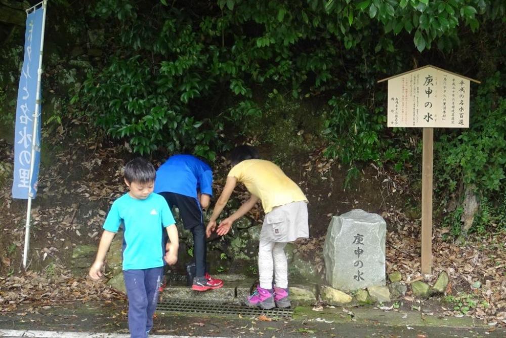 鳥川の名水・庚申の水で一休み