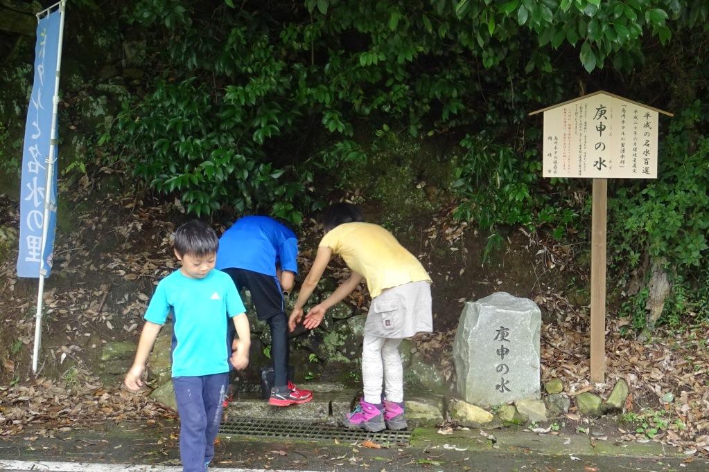 鳥川の名水・庚申の水で一休み