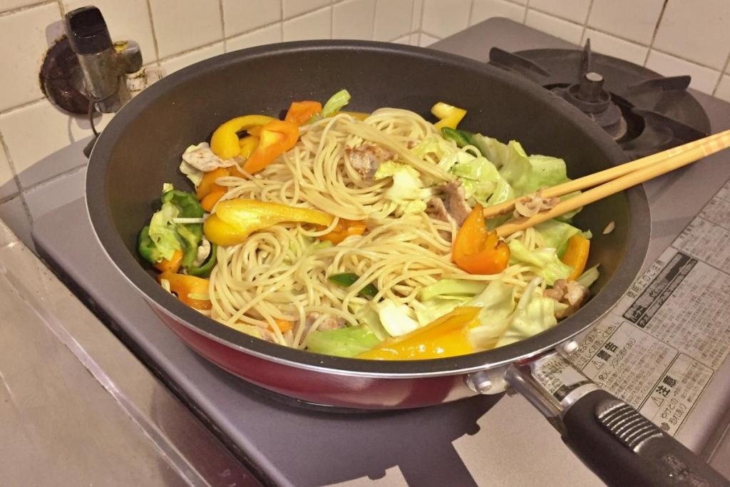 炒めた具材に、茹で上がったパスタを和えます