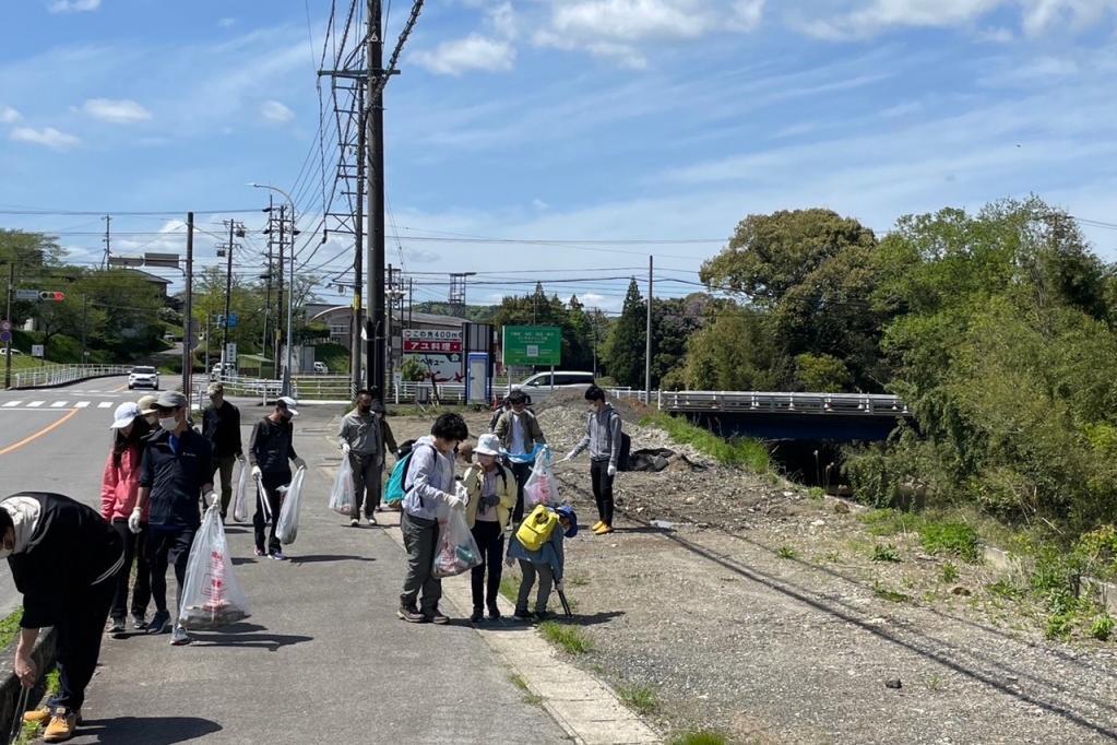 道路脇のゴミも拾っていきます