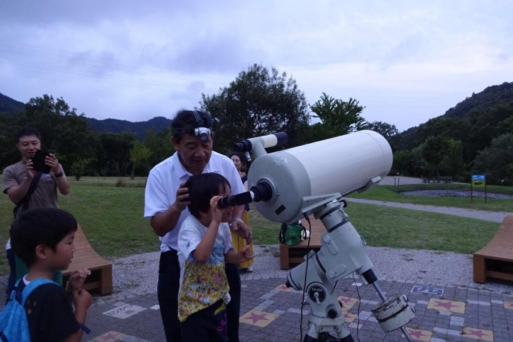 天体望遠鏡で夜空を観察