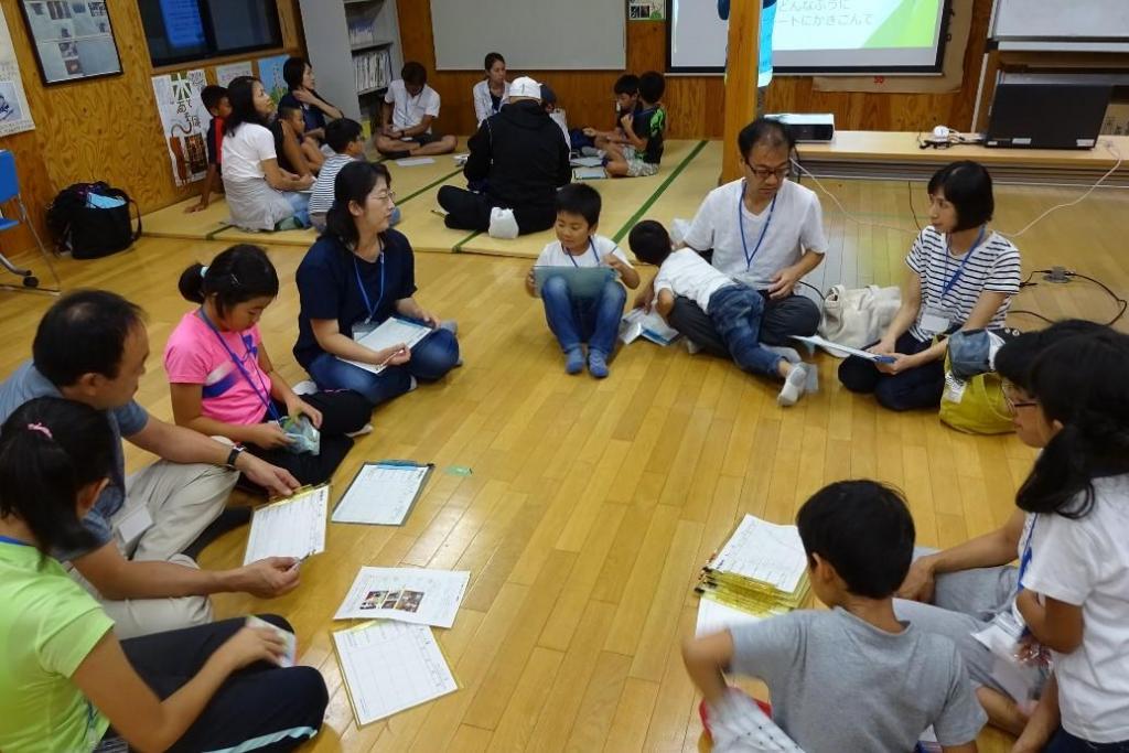 研究したことを班の仲間に伝えます