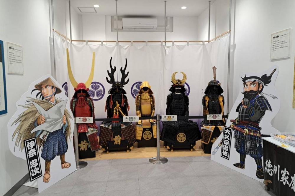 三河武士の甲冑と漫画パネルのコラボレーション