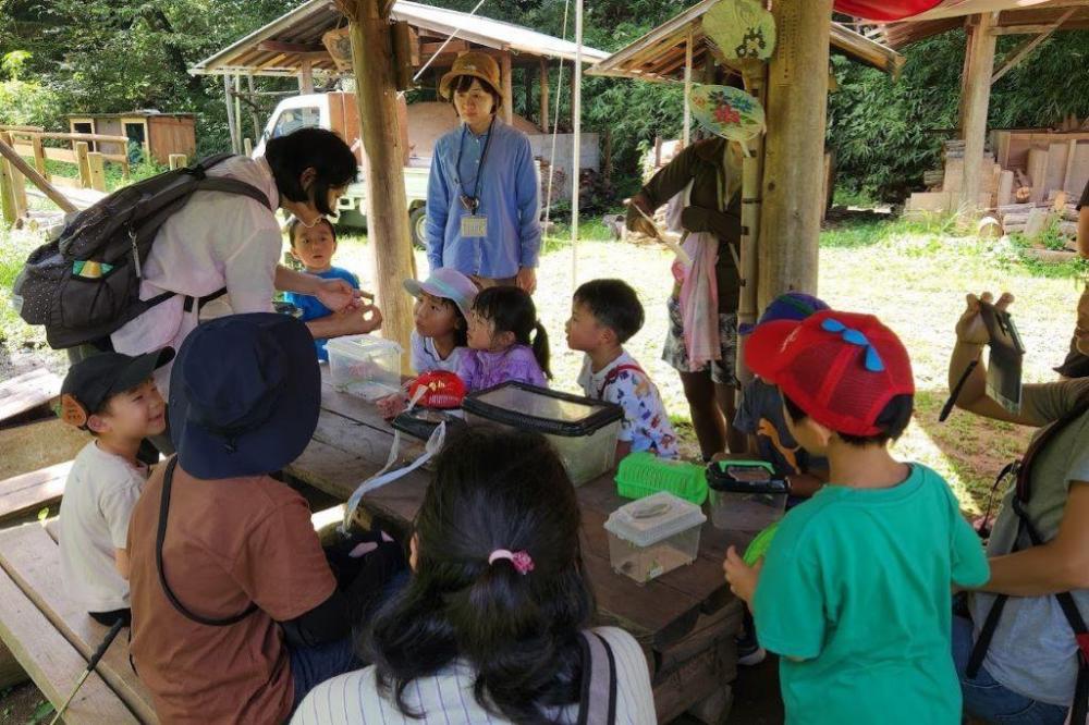 競技前に炭焼き小屋休憩所で、生きもののお話をお聞きしました。