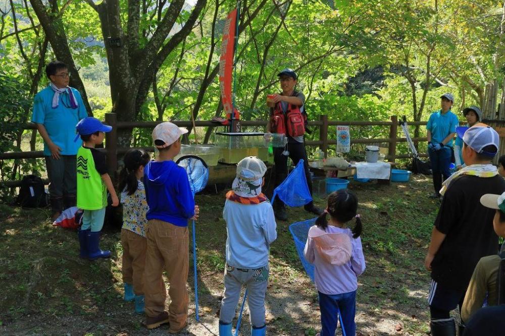 仕掛けについて説明。エサはこれ！一度入ると習性上逃げられない構造だそうです。