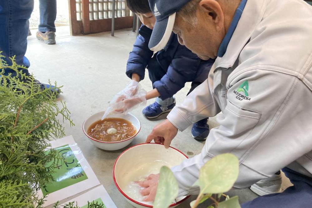 手に色がついてしまうのでビニール手袋を使用します