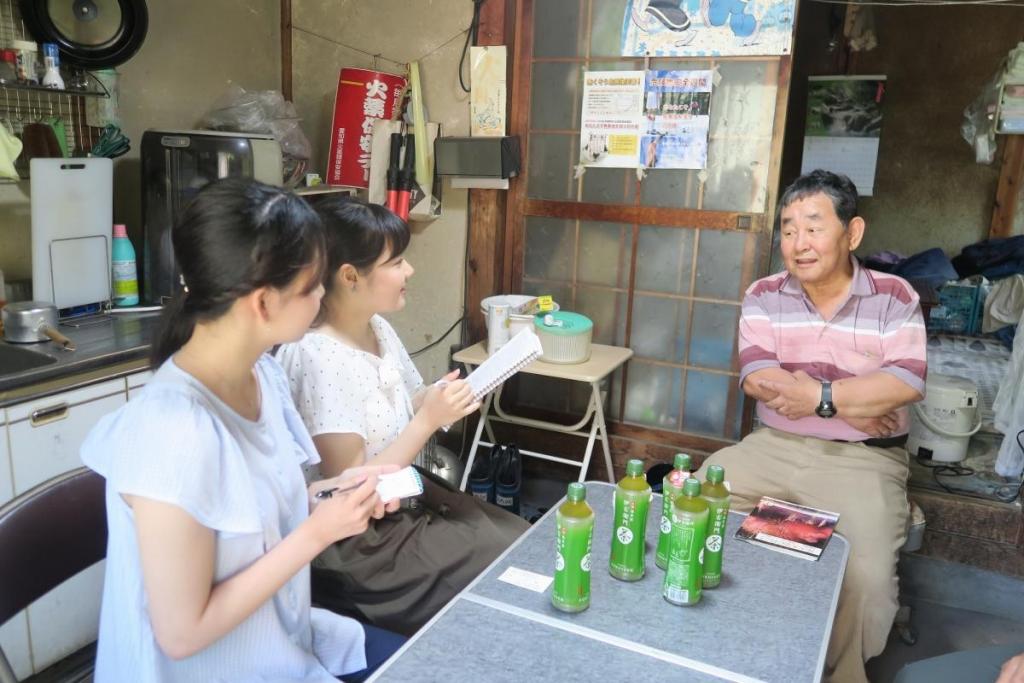 花火大会を支える花火師さんに取材中