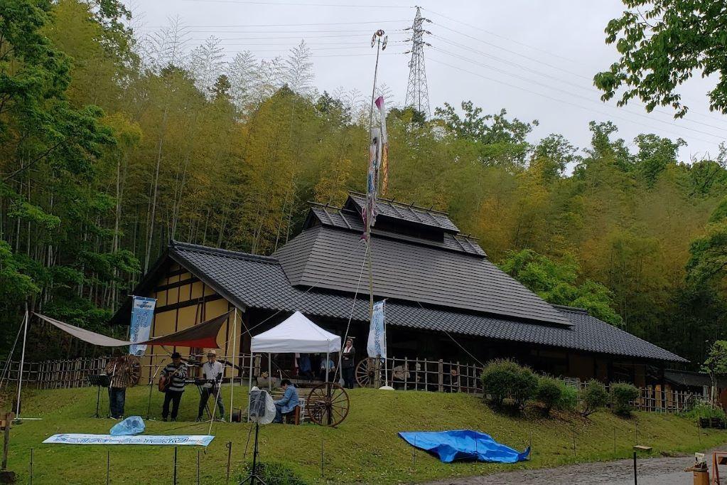 管理棟横の広場が演奏舞台