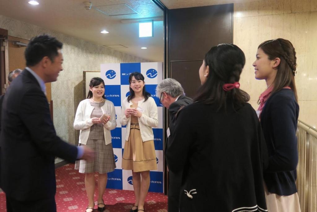会場入口でお客様をお迎え。　各市町のミスさんたちともたくさんお話できました！