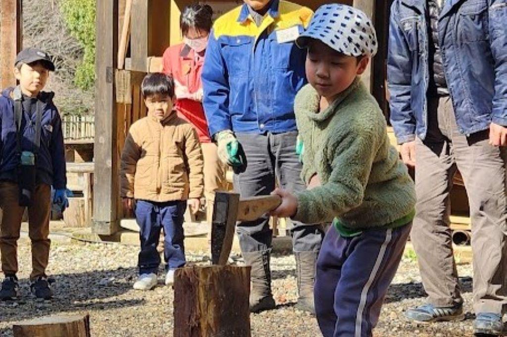 子ども用の斧を使いました