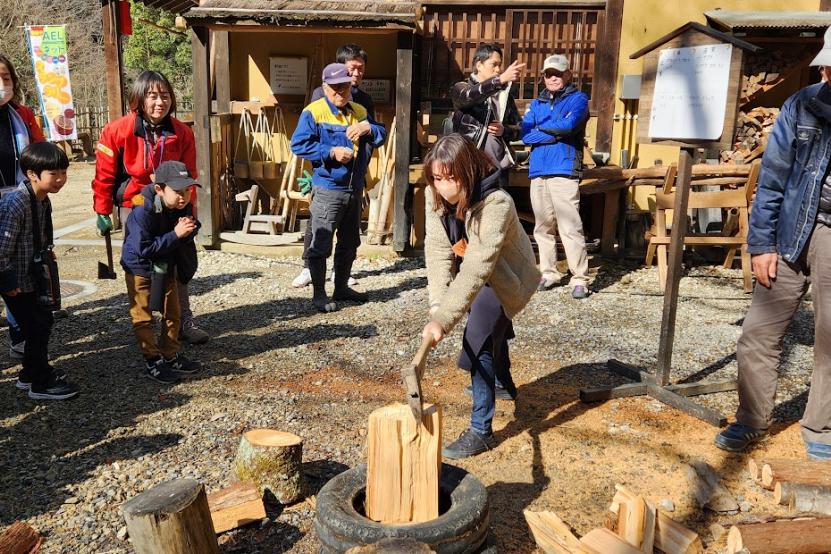 お父さん、お母さんも薪割り体験