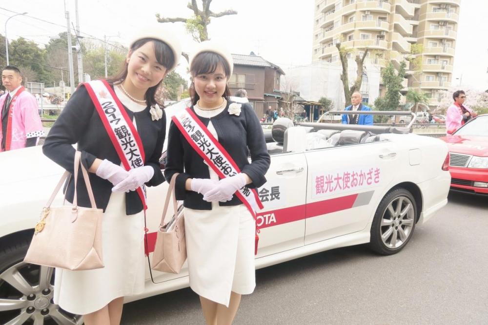 私たちは観光協会長さんとこちらの車で出発です