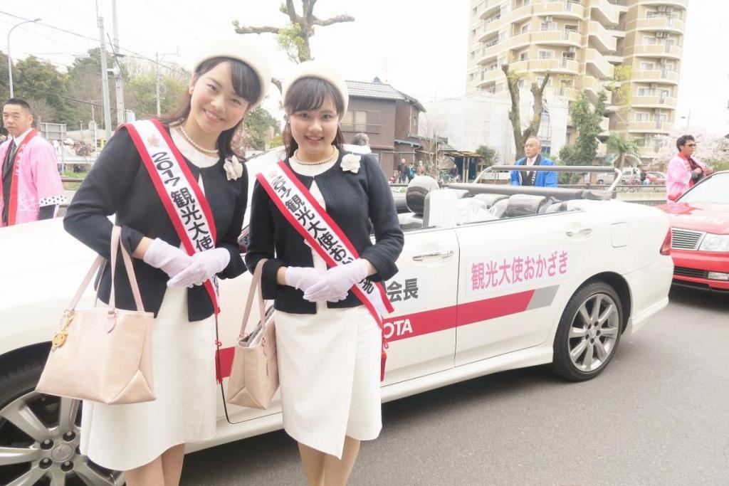 私たちは観光協会長さんとこちらの車で出発です