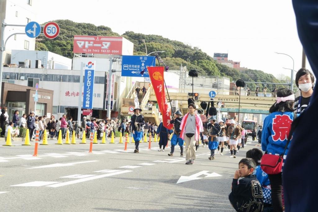 旗を先頭に家康行列が始まりました！