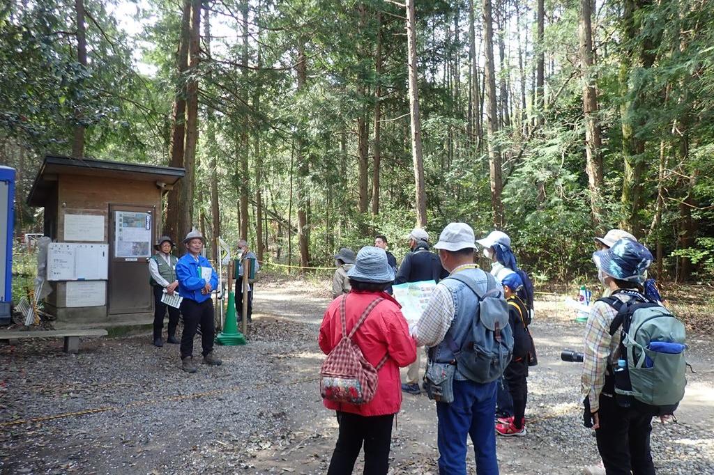 おかざき湿地保護の会会長によるギフチョウの解説