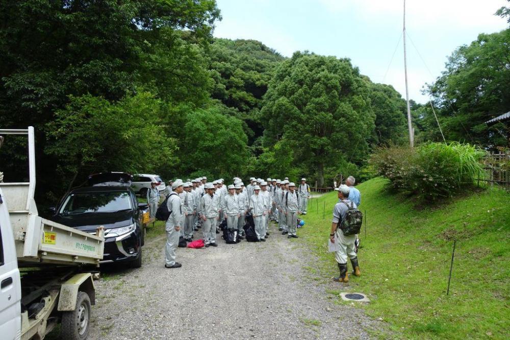 まずは管理棟前で出発前の説明から