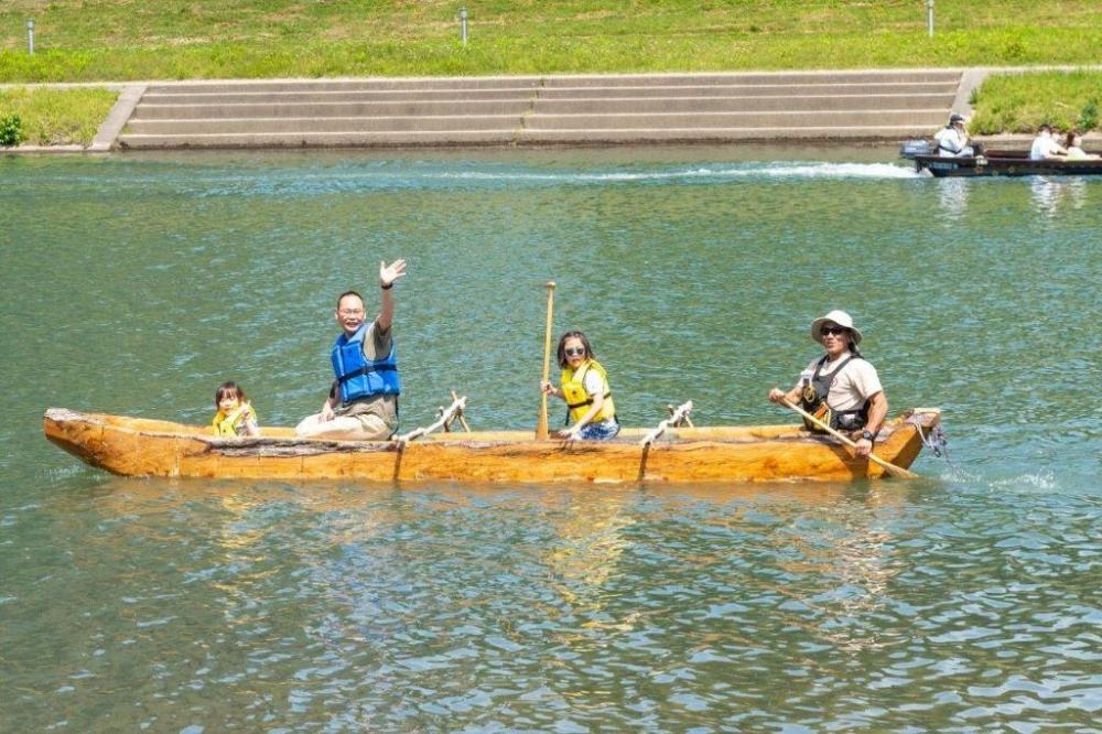 乙川でお披露目されたころの写真（右端が製作者）