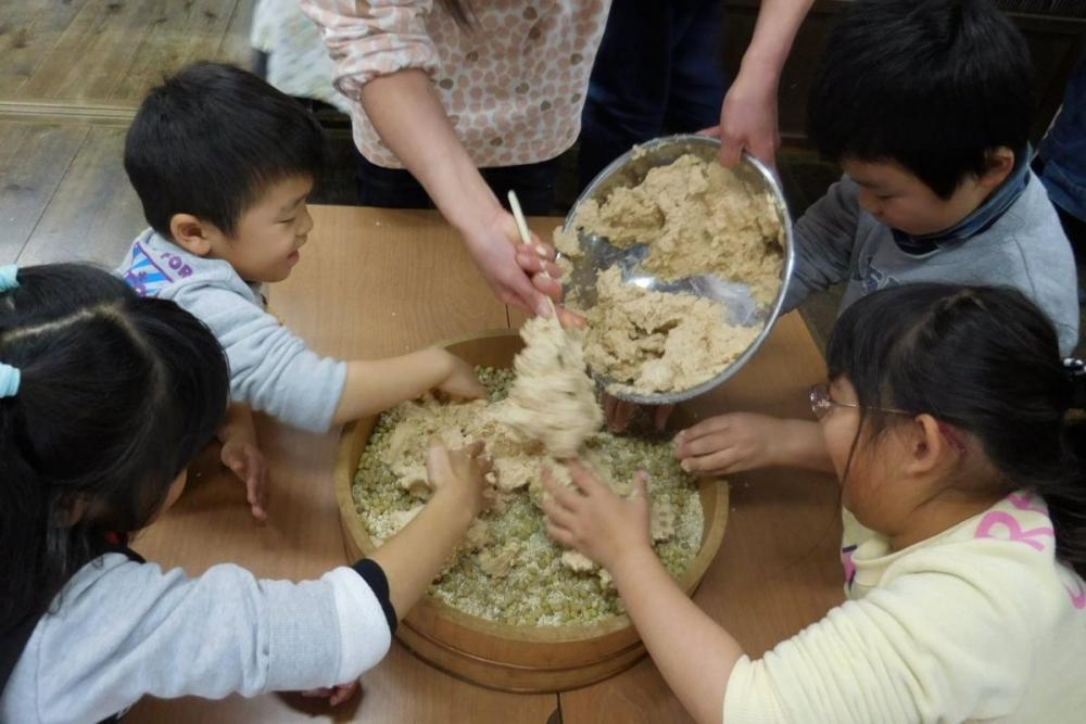 磨り潰した大豆を投入