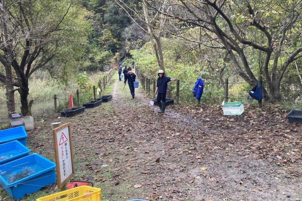 みんなで仕分け場所までバケツリレーです