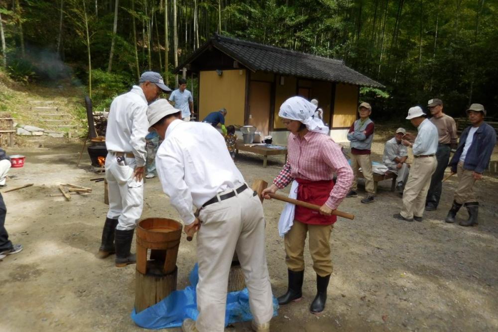 阿吽の呼吸で餅をつく