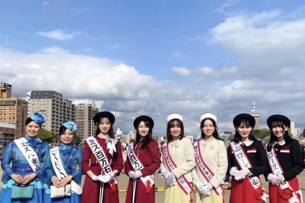 「ローズ福山」（右2人）らと共に