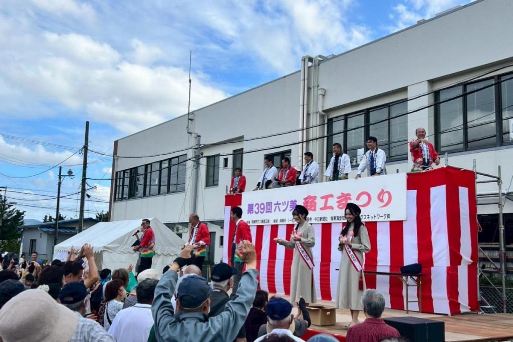 笑顔が広がった餅投げ