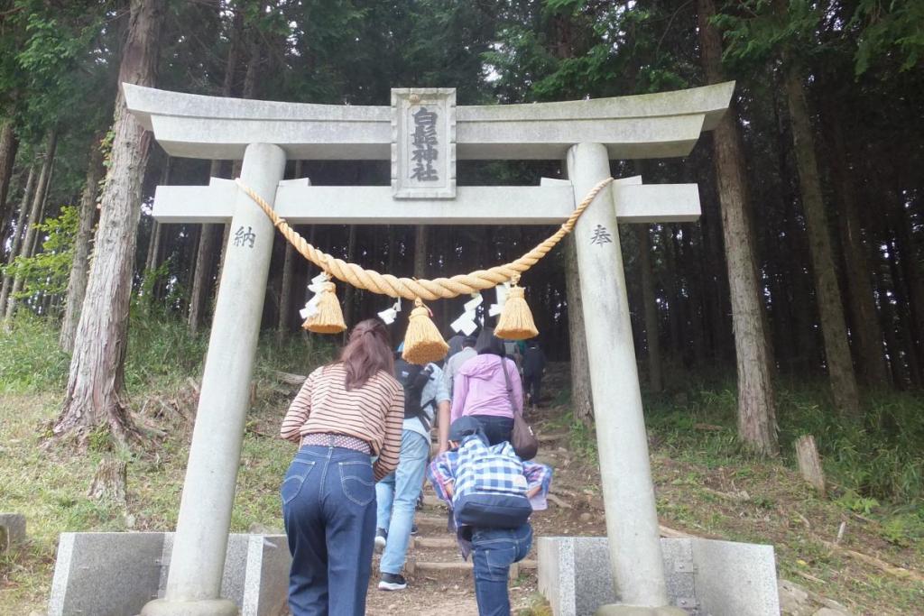 鳥居をくぐって境内へ入ります