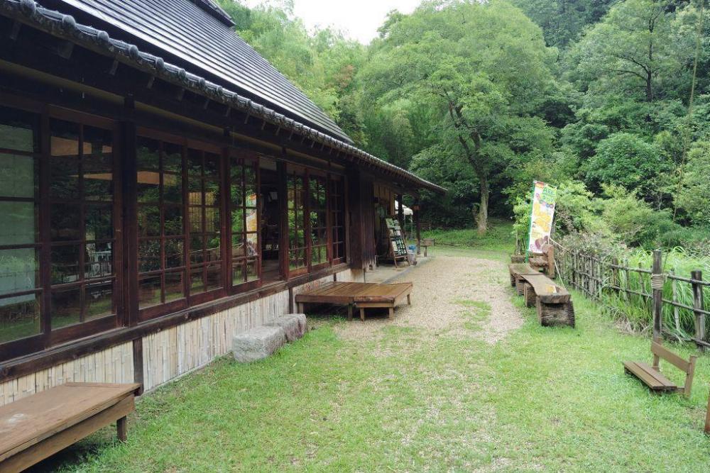 管理棟の庭にベンチもあります