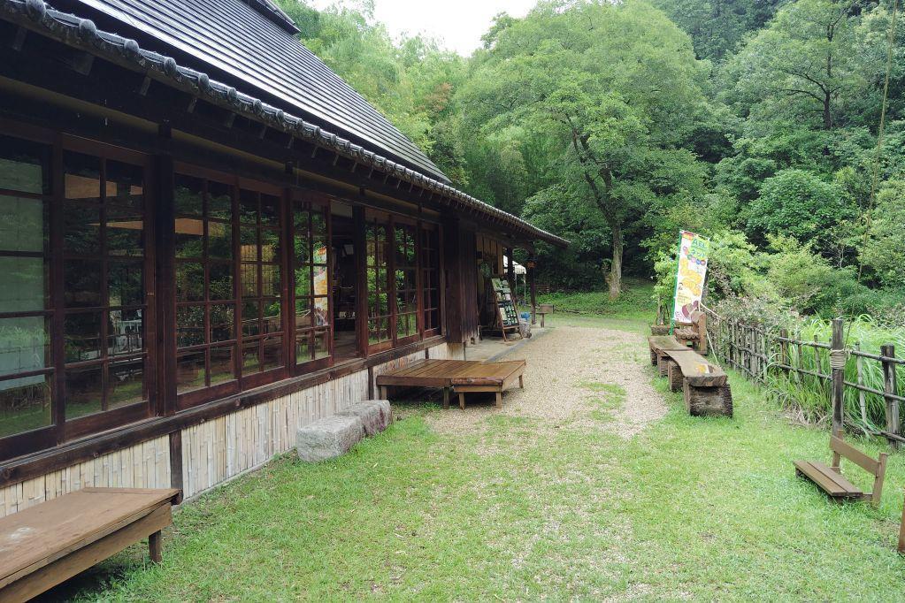 管理棟の庭にベンチもあります