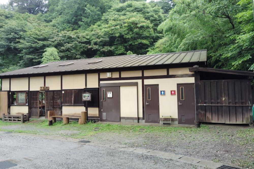 工作棟のトイレは広く整備されています。（多目的にはおむつ交換台あり）