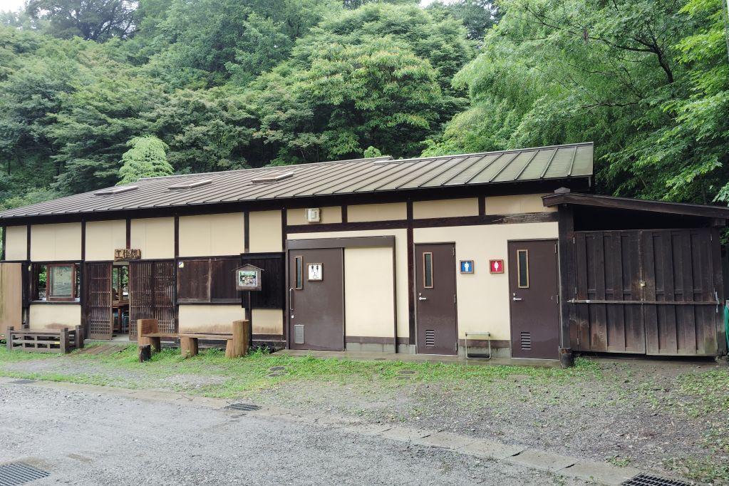 工作棟のトイレは広く整備されています。（多目的にはおむつ交換台あり）