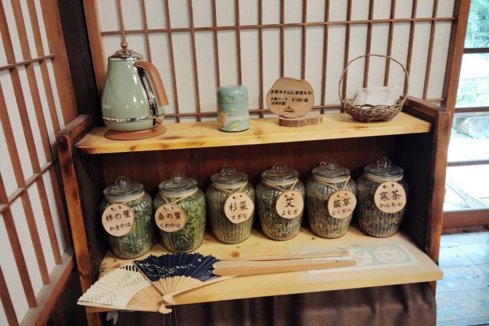 新茶や季節のハーブの販売
