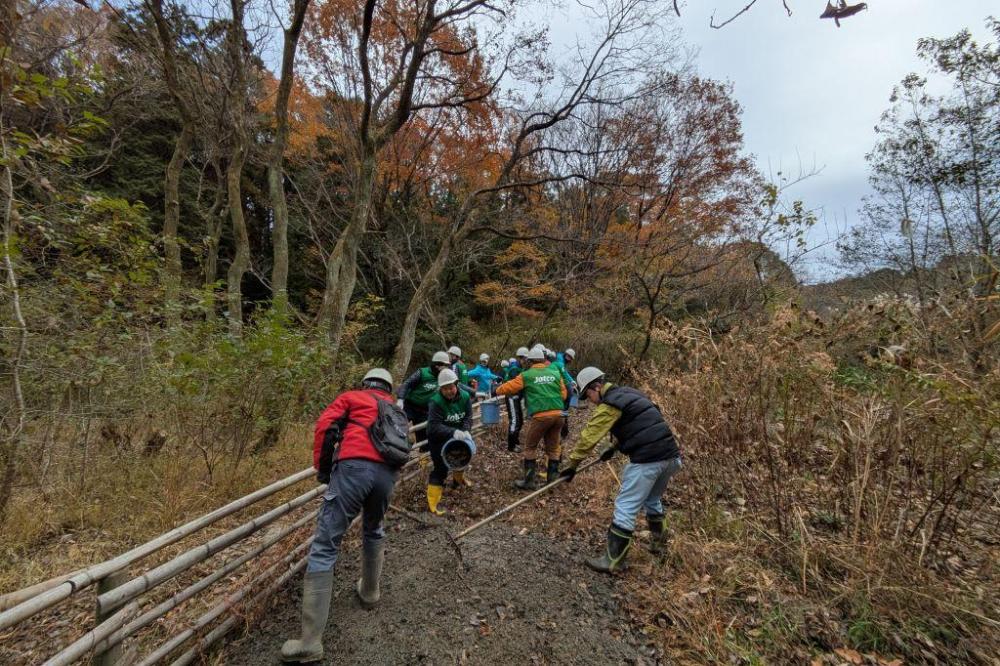 砂利は隣の食草園の低い場所を盛り上げるのに利用しました