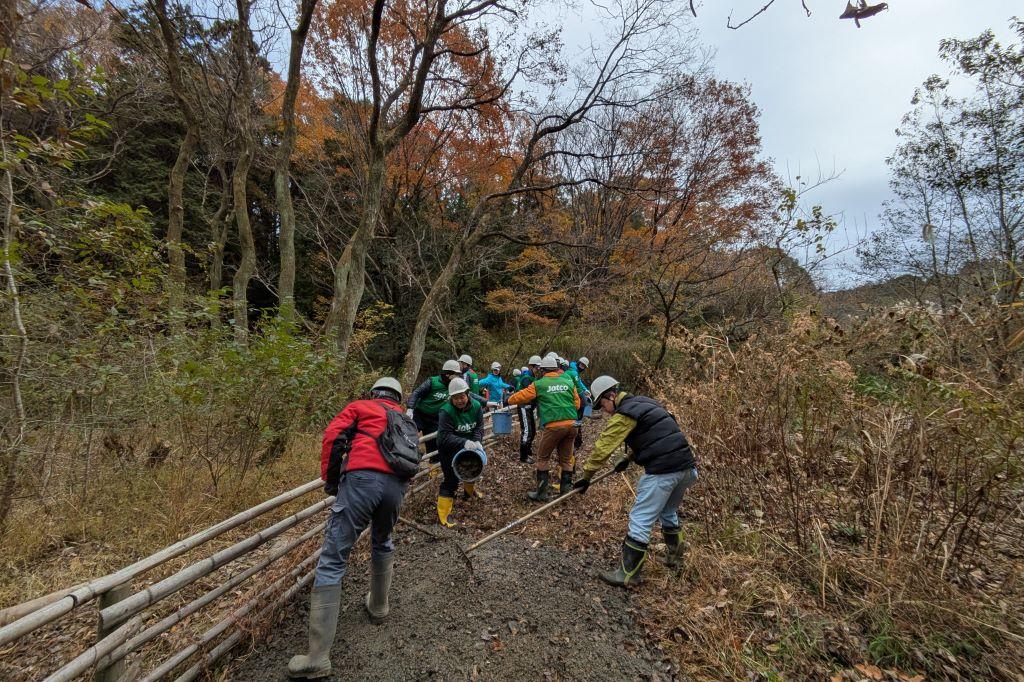 砂利は隣の食草園の低い場所を盛り上げるのに利用しました